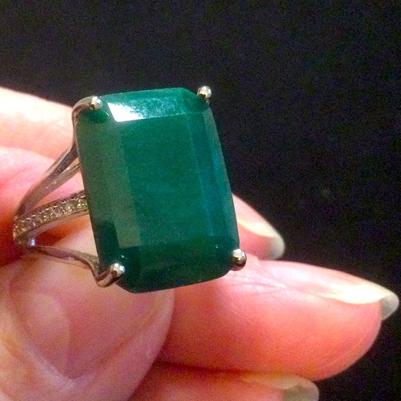 Amazing Emerald Cut Genuine Emerald at Wholesale - Picture 4 of 11